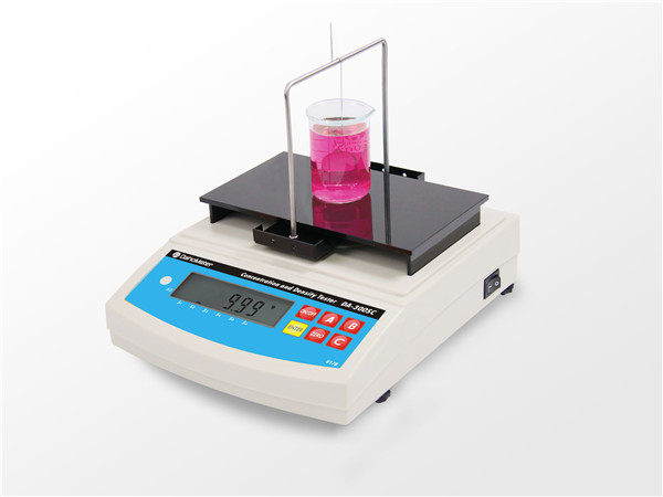 氯化鈉濃度測試儀DA-300SC是Dahometer品牌經典款產品，通過功能簡化，優(yōu)化結構，強化實用，推出的一款全新系列產品；具有測量重復性好，精度高，操作簡單……等特點；測量過程僅需數秒即可顯示自動顯示出鹽水濃度值、波美度、密度。